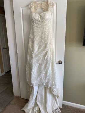 Sweetheart Lace Cap-Sleeve Wedding Dress in Ivory